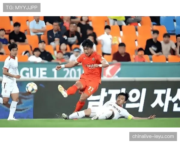 中国足球状态回升引发关注，极端防守战术成焦点