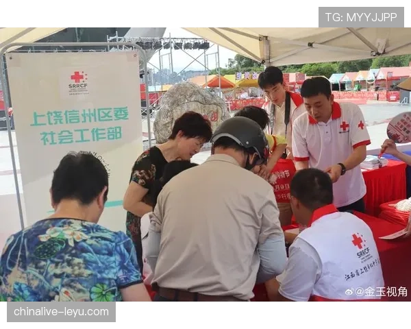 瑞士球迷红十字持续展现团结与支持力量,彰显人道精神 瑞士球迷红十字持续展现团结与支持力量,彰显人道精神