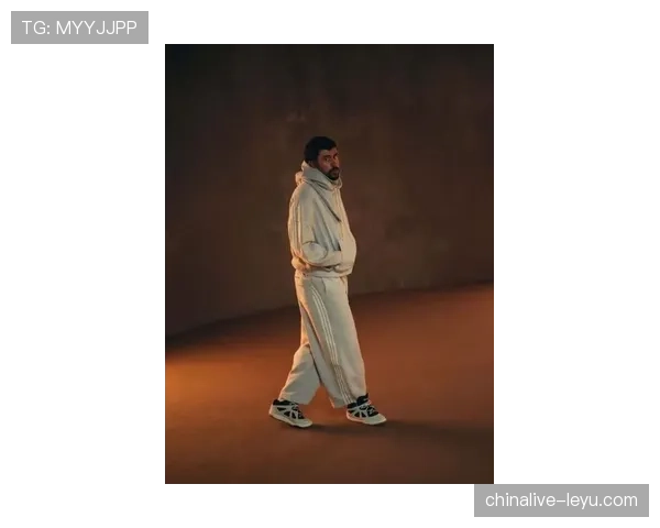 杨舒予街拍又上热搜，随手背个包像T台主角，队友尴尬演配角