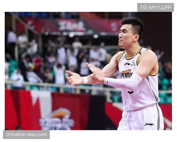 郭艾伦下豪车拐进小巷吃早点，坐那儿比邻居还接地气，笑死我了